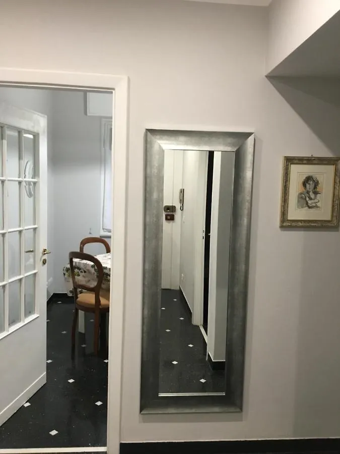 Casa Di Aldo: Una Casa Nel Centro Di Nervi. Genoa Apartment